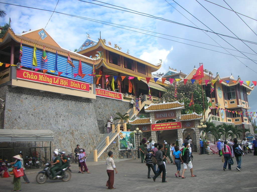 Lễ hội Dinh Cô là nét văn hóa đặc sắc của vùng Long Hải