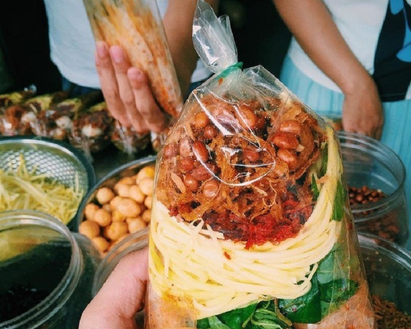 Bánh tráng trộn Quận 1 ngon khét tiếng Sài Gòn