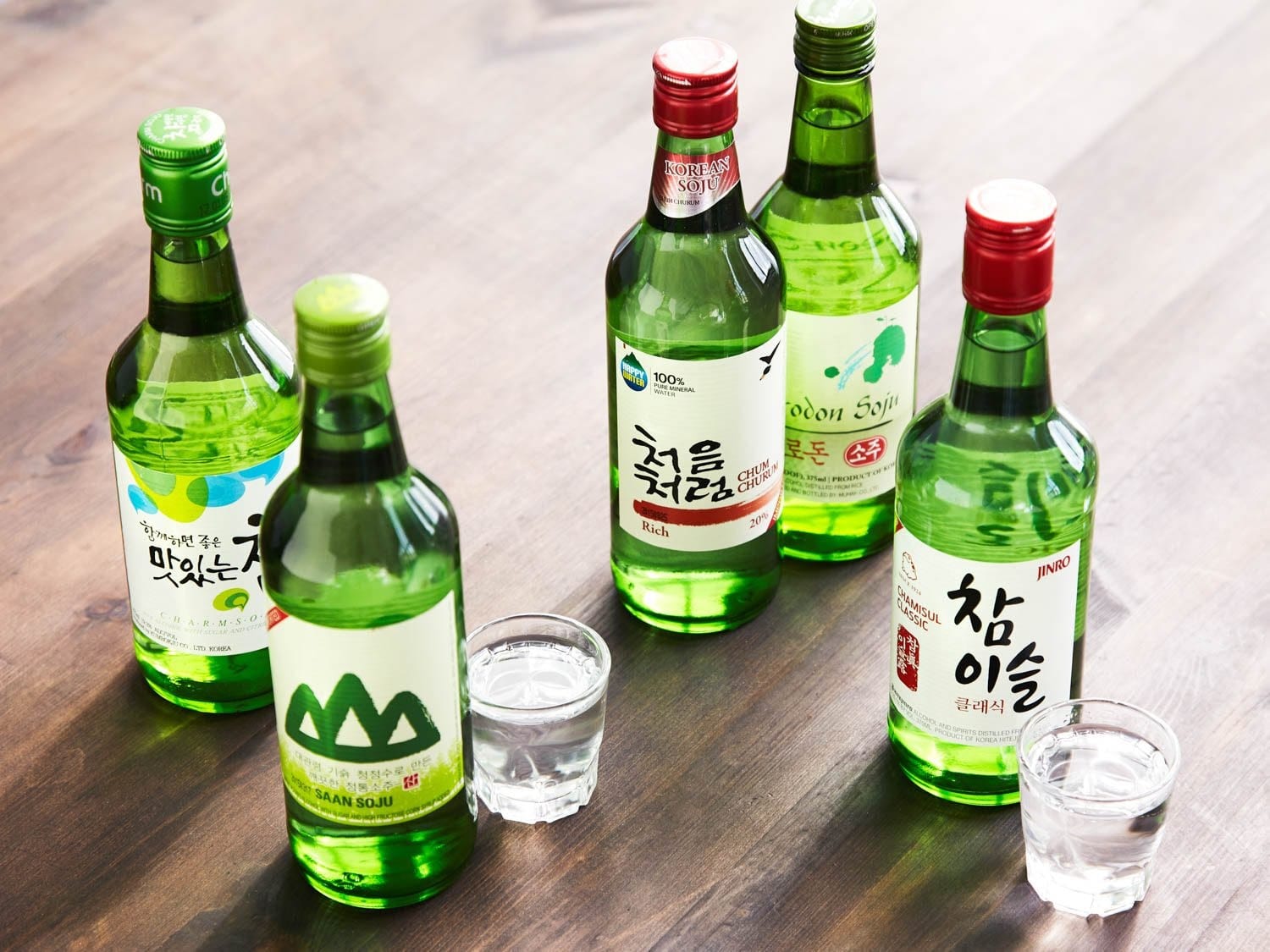 Rượu Soju có lẽ là thức uống đã khá quen thuộc đối với một bộ phận giới trẻ Việt Nam